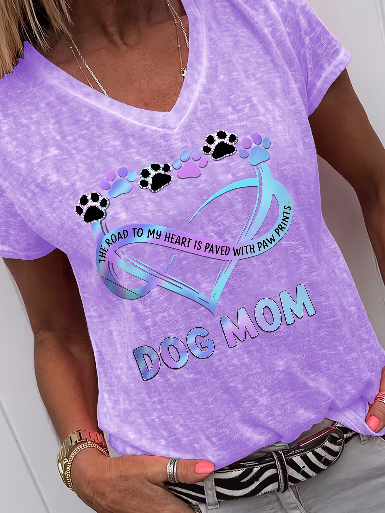 Women's Heart Graphic T-Shirt - V-Neck Short Sleeve – Dark Gray / White detail view