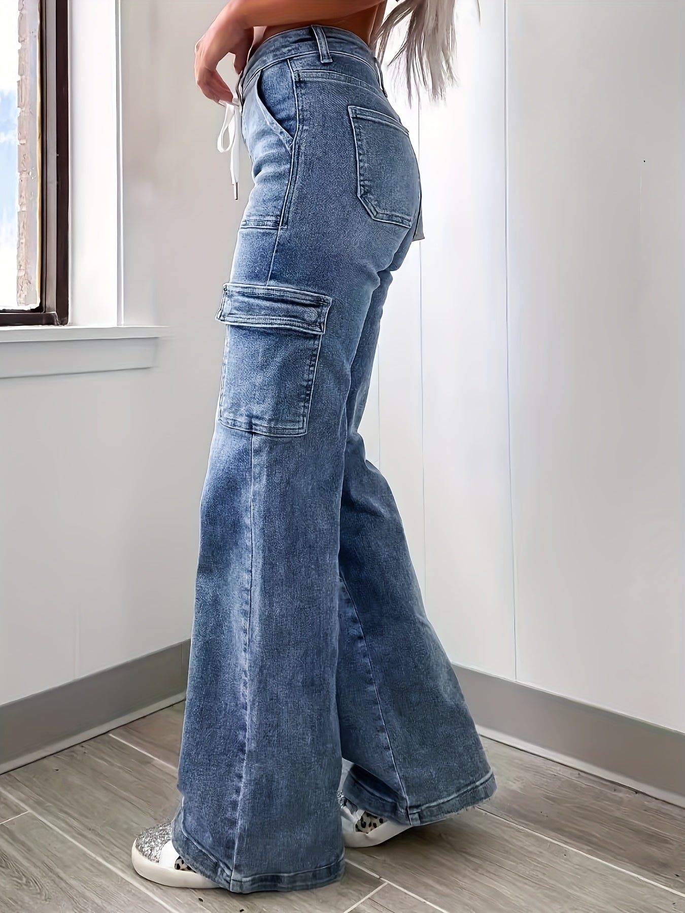 Women's High-Waist Straight Leg Jeans - Light Blue Vintage Wash Pocket Detail detail view