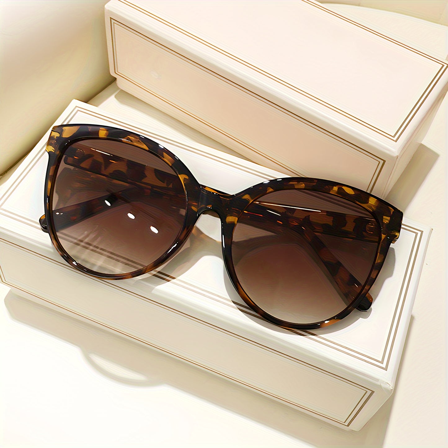 Oversized Cat Eye Sunglasses for Women Men Y2K Fashion Luxury Shades UV Protection Lightweight Beach Vacation Travel Eyewear Leopard Floral Multi-Color