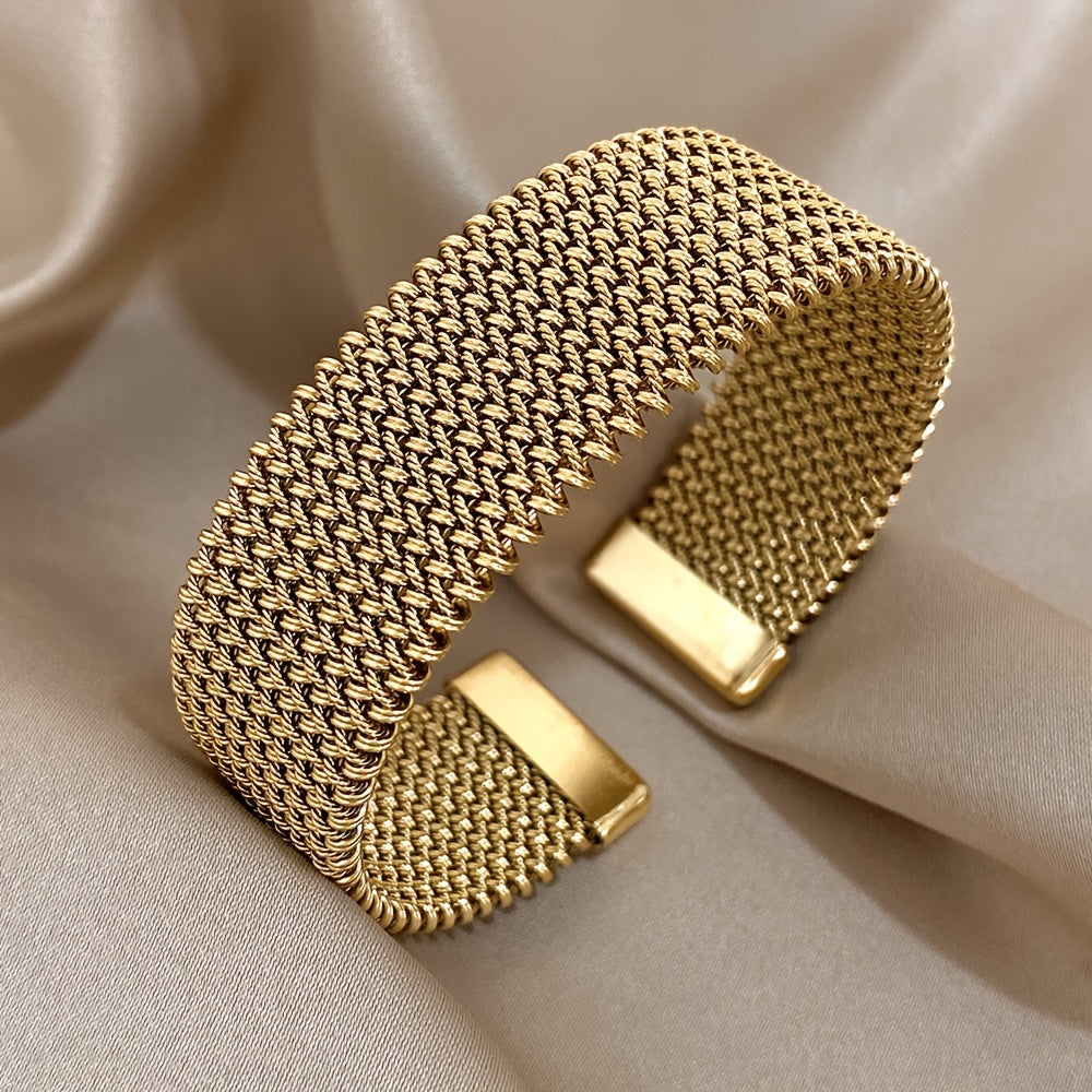 [Ideal Gift] Stylish Wide Cuff Bracelet for Women, Made of Golden Tone Stainless Steel with a Vintage Flair - Perfect for Parties, Weddings, And Special Events, And Comes in a Gift Box, Making It an Ideal Present