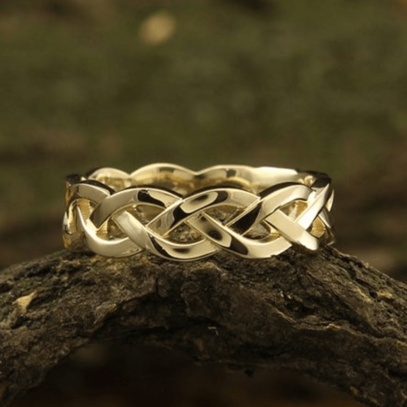 Ladies 18K Gold-plated Copper Woven Hollow Ring, Luxurious Woven Design, Suitable for All Seasons, Perfect for Weddings, Anniversaries, Parties, and Other Occasions - No Gemstone Inlay.