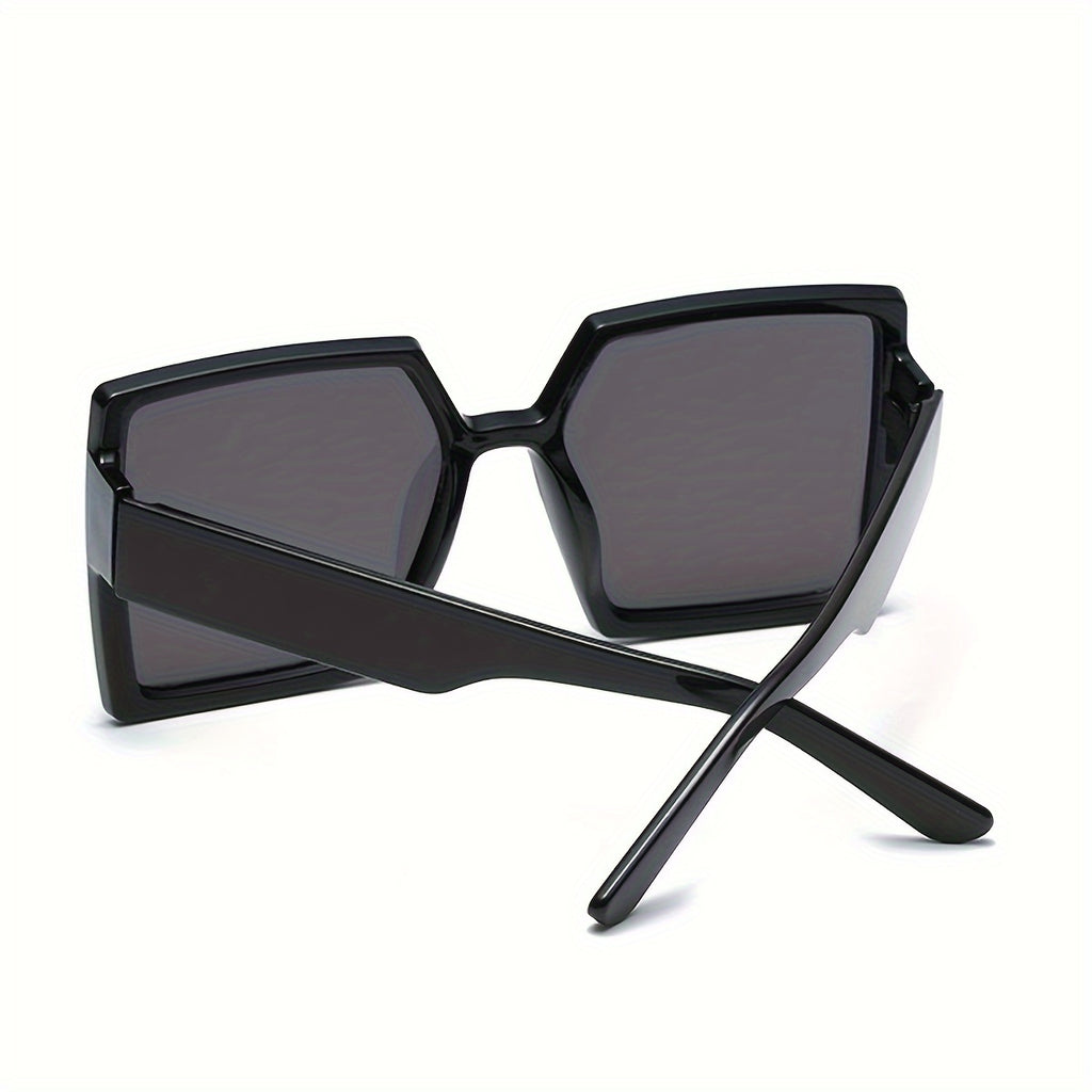 A Pair of Women'S Black And Gray Oversized Fashionable Glasses That Create a Dramatic Effect And Exude a Sense of High-End Style