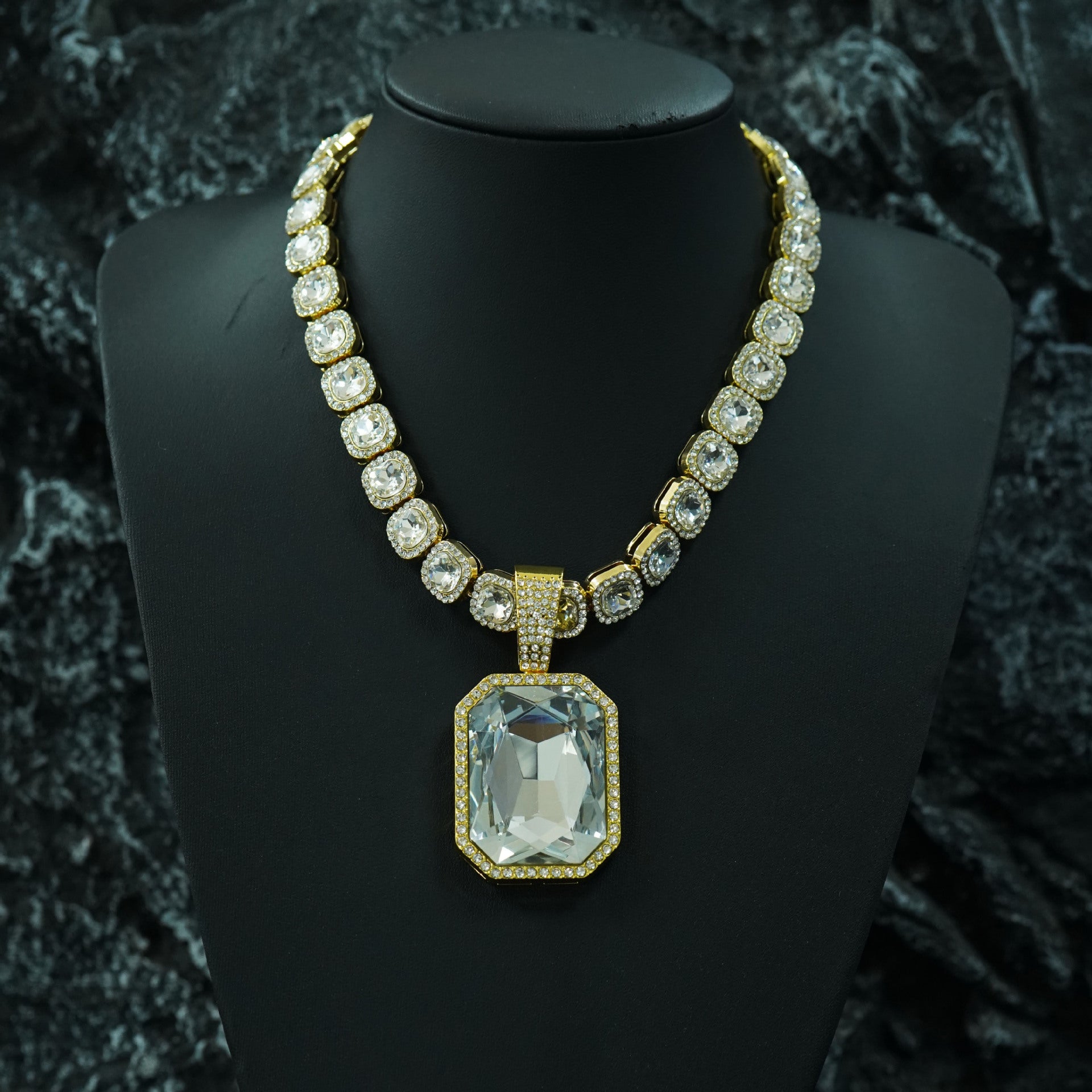 Hot-selling colored gem alloy pendant with colored gem Cuban necklace hip hop cool necklace