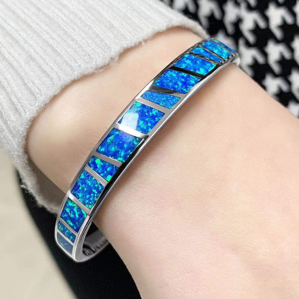 A Vintage Bracelet Made of 925 Silver Featuring a Blue Opal, with an Adjustable Chain. This Elegant And Versatile Piece of Jewelry Is Perfect for Everyday Use Or Special Occasions, Making It a Classic And Durable Accessory