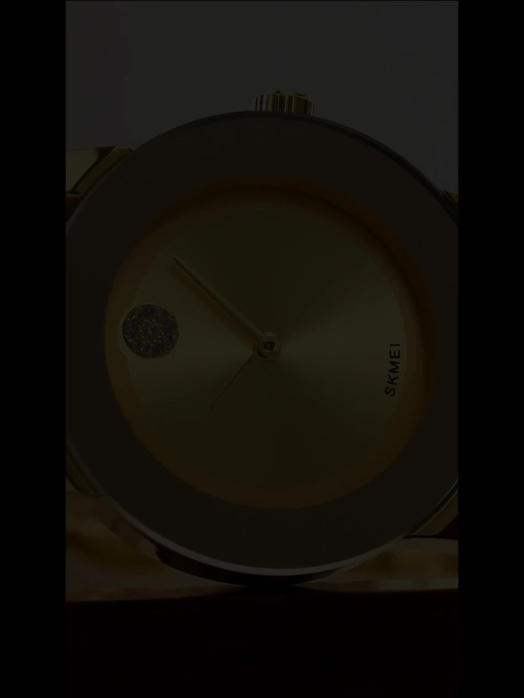 Stylish Women'S Quartz Watch with a Round Dial, Suitable for Parties And Everyday Wear. This Accessory Is Perfect for Enhancing Outfits And Makes a Great Birthday Gift
