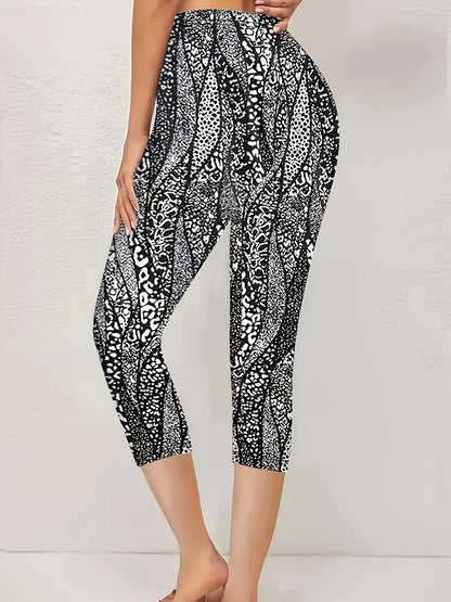 Women's Capri Leggings - Elastic Waist Geometric Print detail view