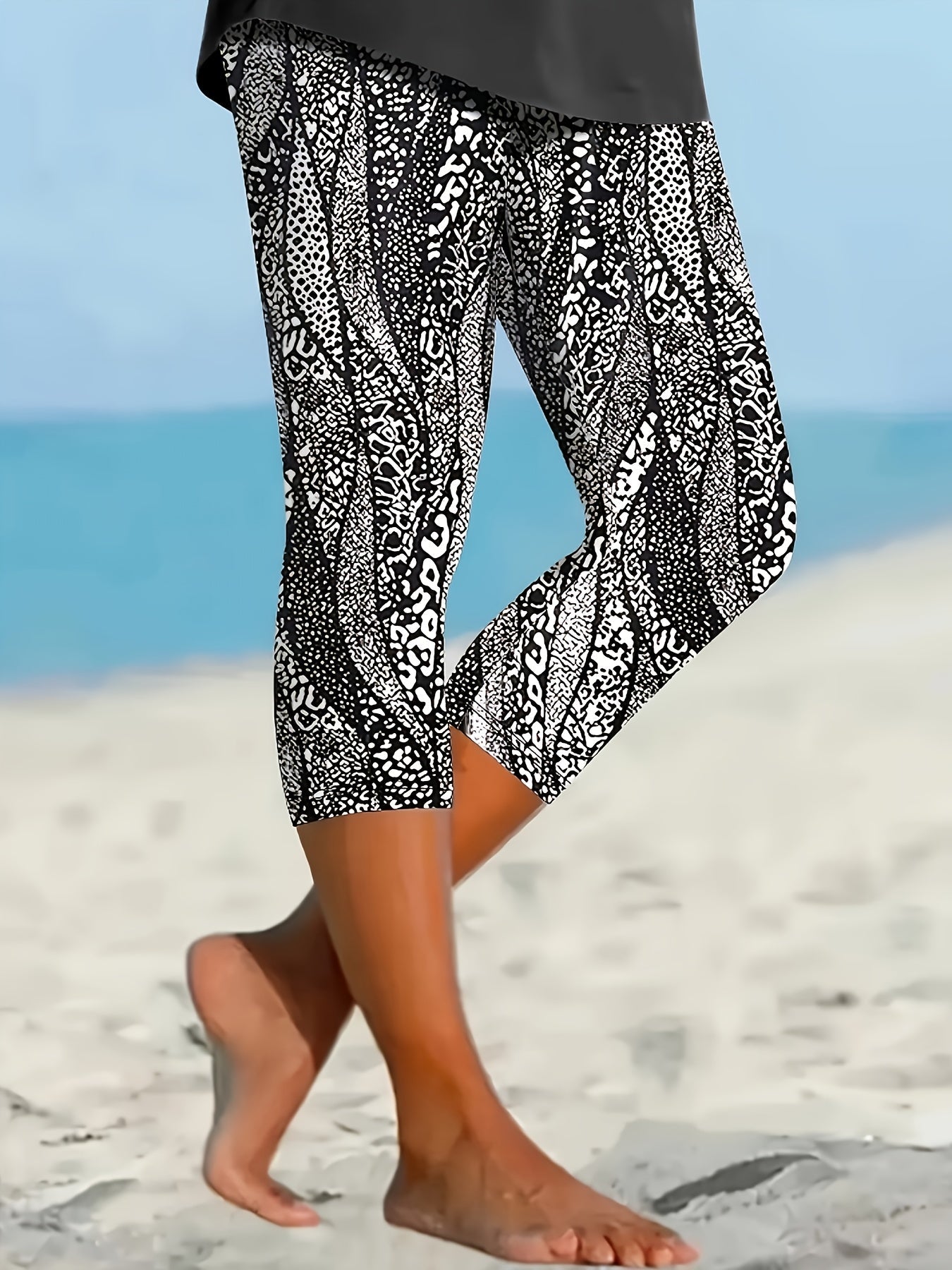 Women's Capri Leggings - Elastic Waist Geometric Print detail view