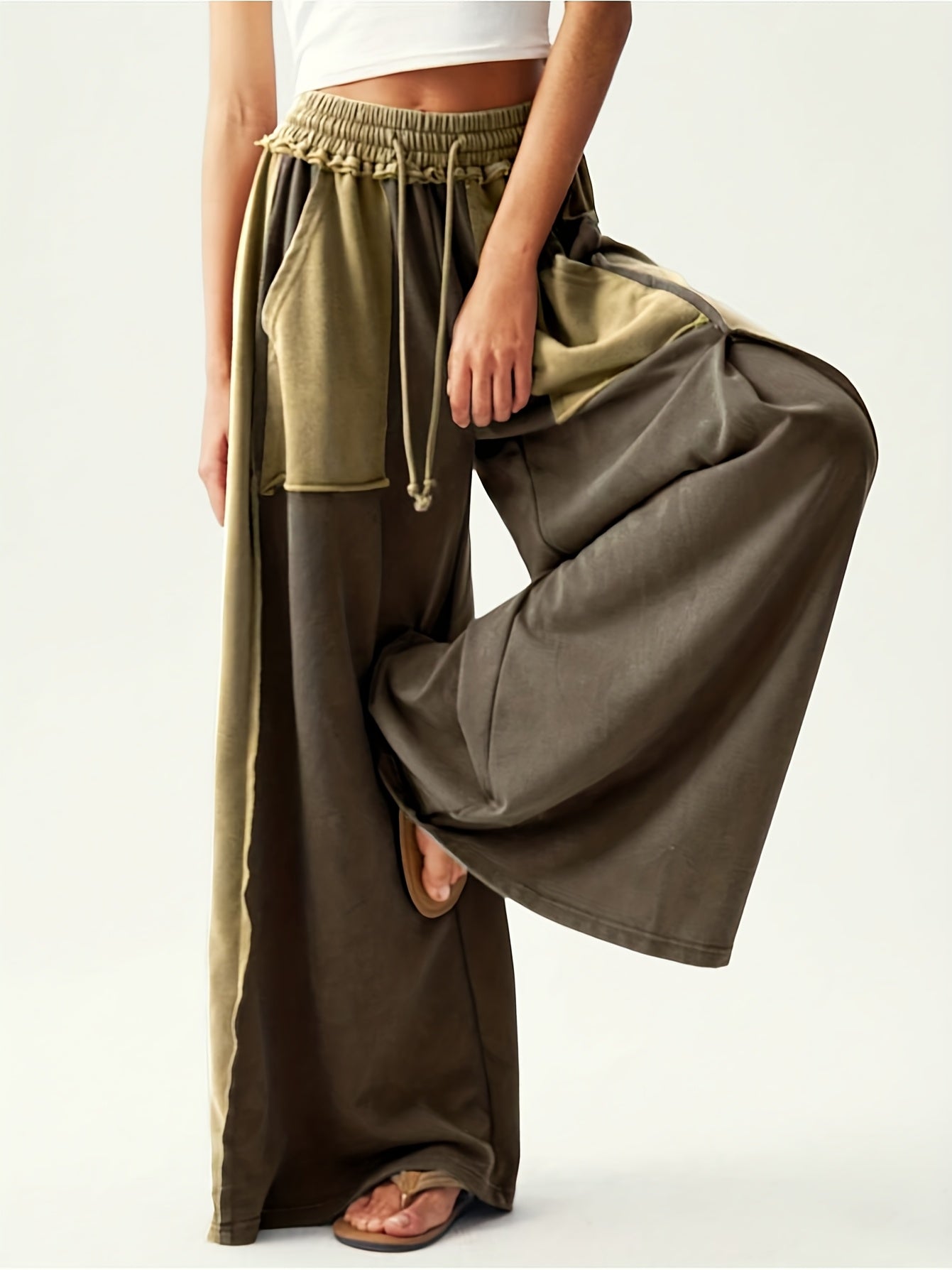 Women's Cargo Pants - Pocket Detail Wide leg detail view