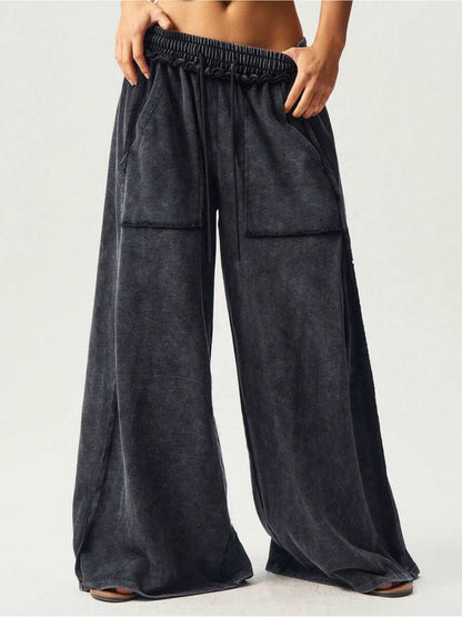 Women's Cargo Pants - Pocket Detail Wide leg detail view