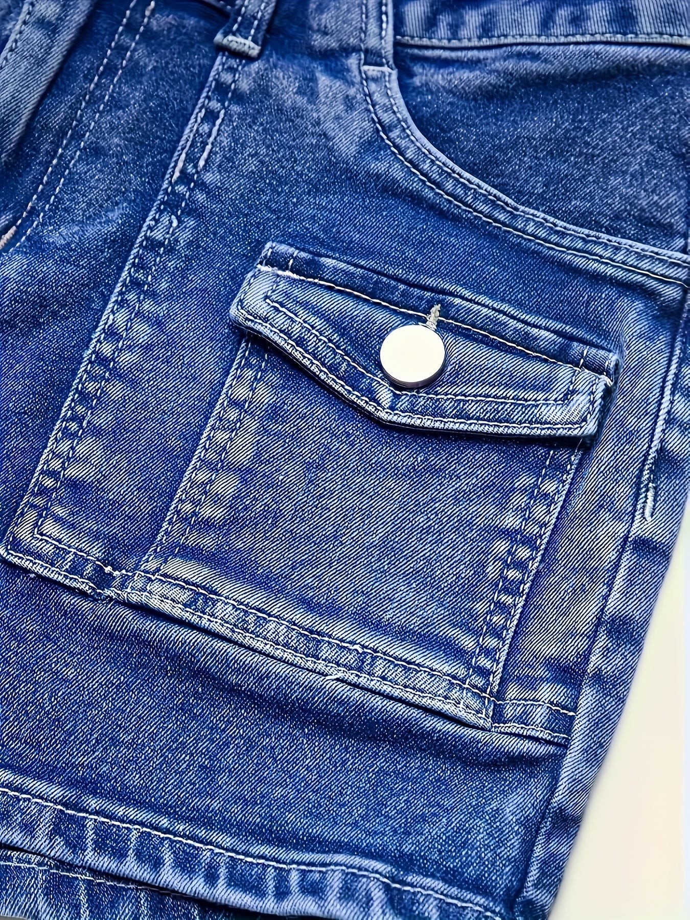 Women's Denim Shorts - Pockets Regular Fit detail view