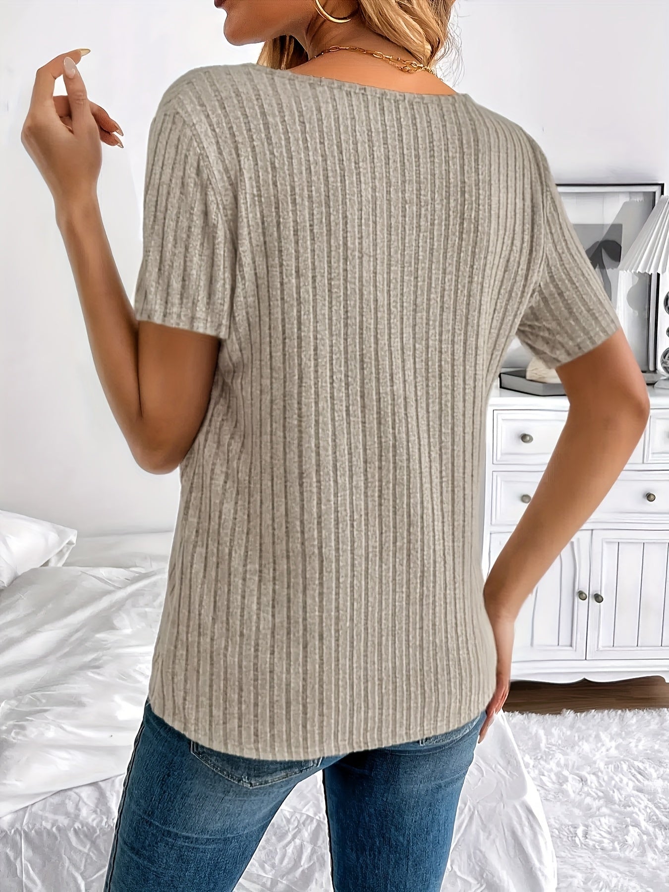 Women's Essential T-Shirt - V-Neck Short Sleeve – fern green / Deep Red detail view