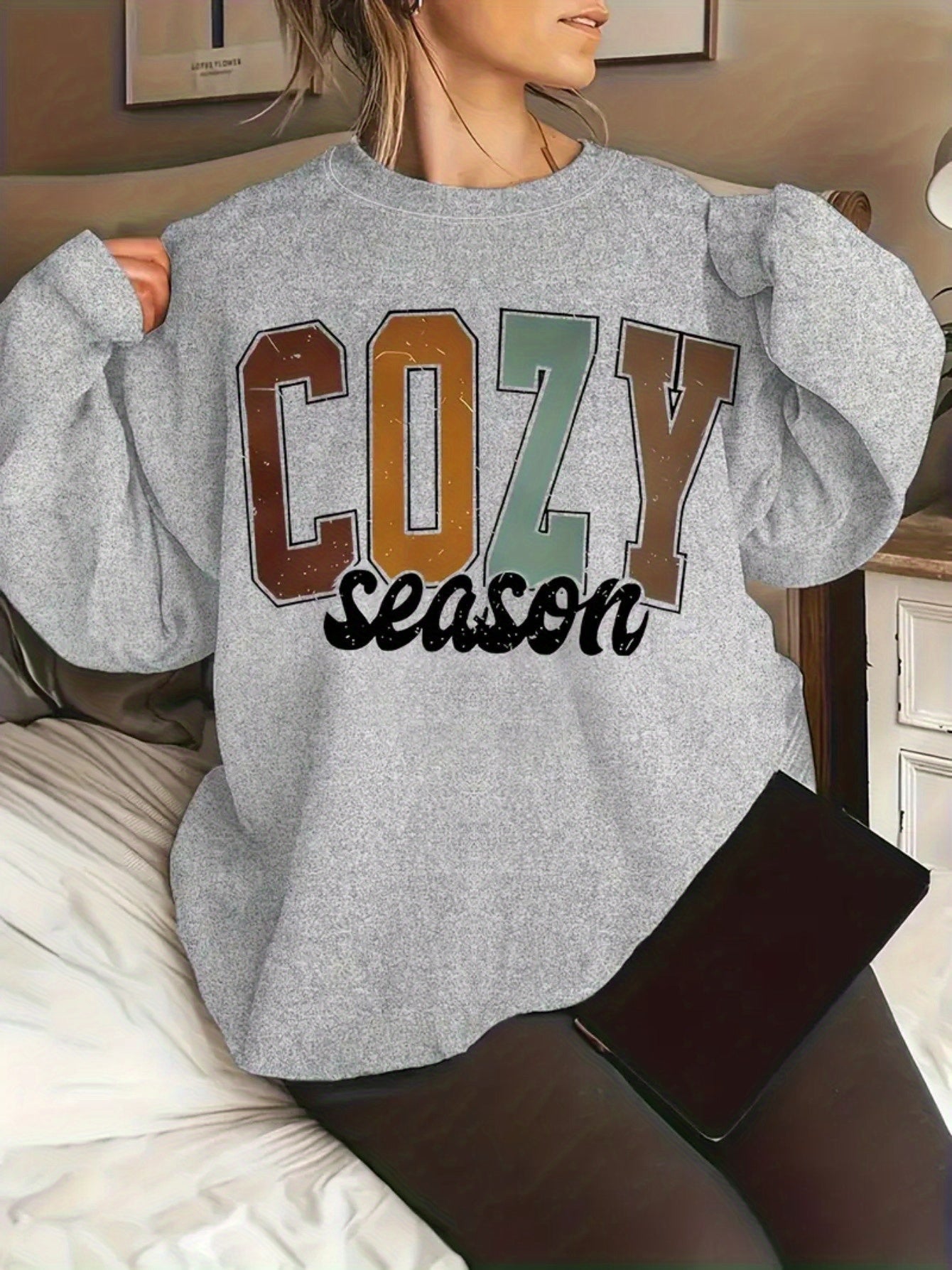 Women's Graphic Crewneck Sweatshirt - Regular Fit Crew Neck – Light Grey Graphic Design 63461 detail view
