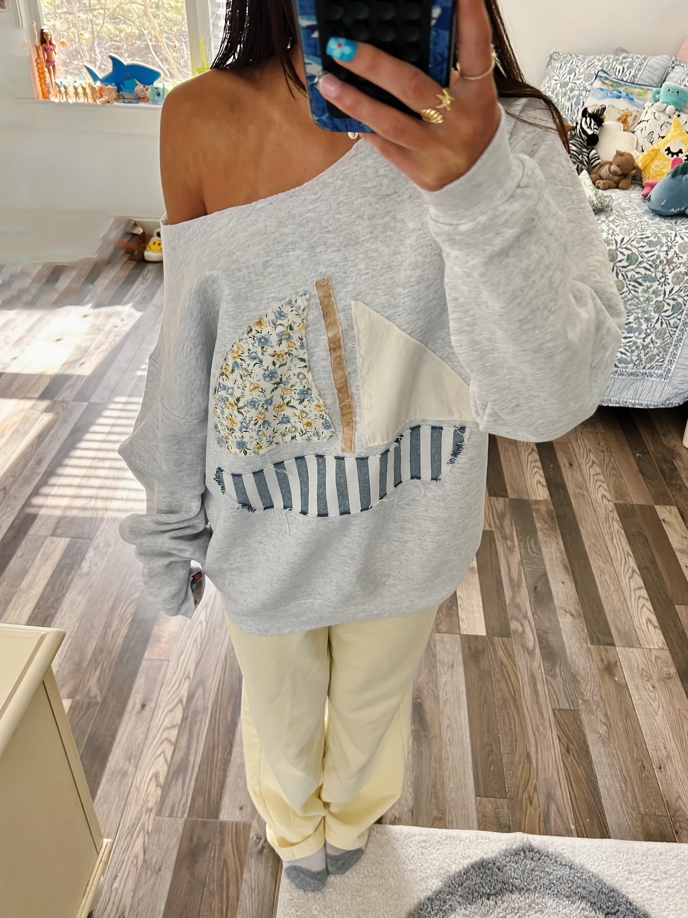 Women's Graphic Sweatshirt - Regular Fit Classic Neck – Apricot detail view