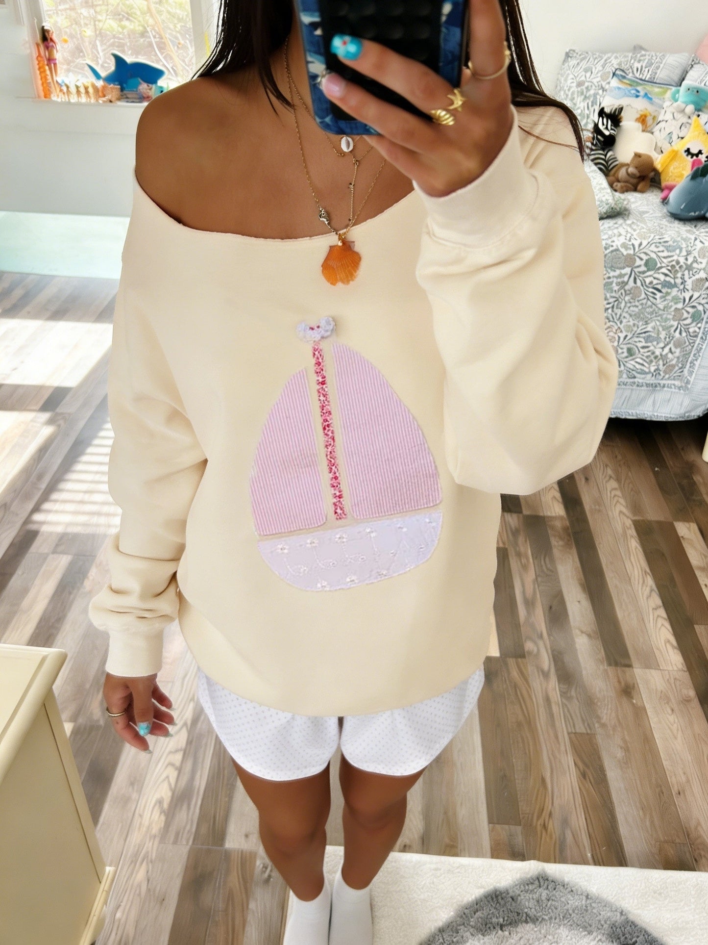 Women's Graphic Sweatshirt - Regular Fit Classic Neck – Apricot detail view