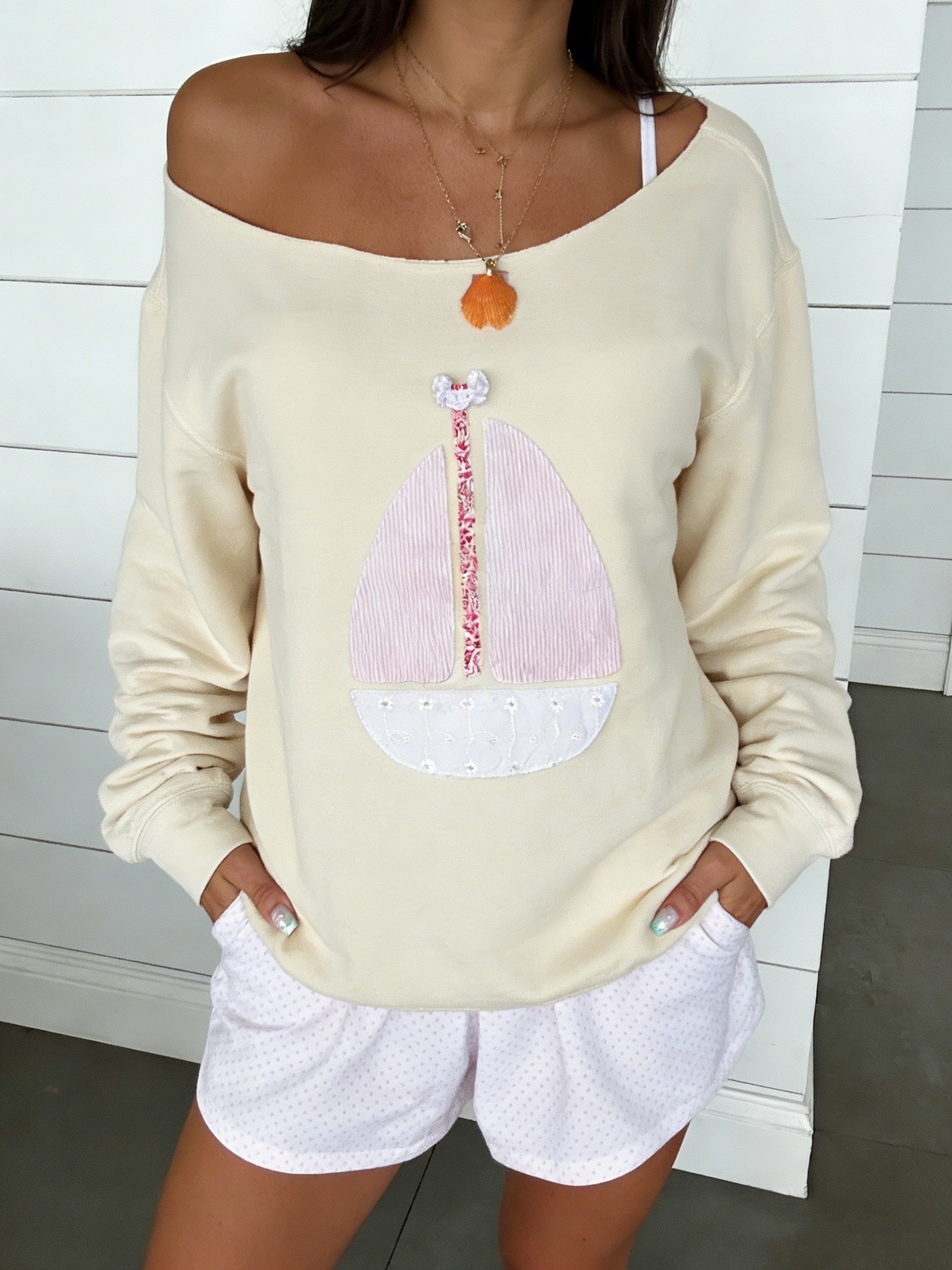 Women's Graphic Sweatshirt - Regular Fit Classic Neck – Apricot detail view