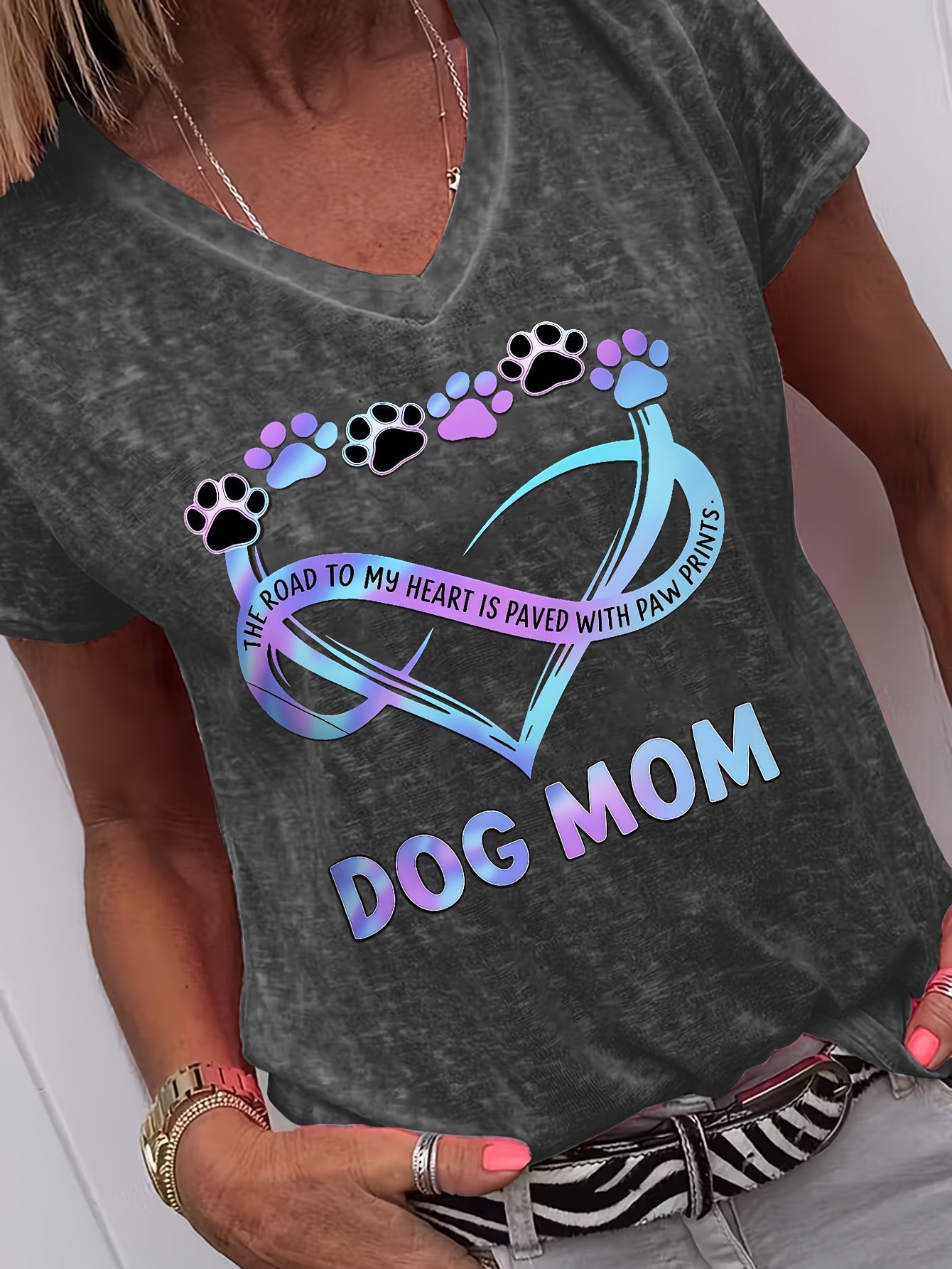 Women's Heart Graphic T-Shirt - V-Neck Short Sleeve – Dark Gray / White detail view