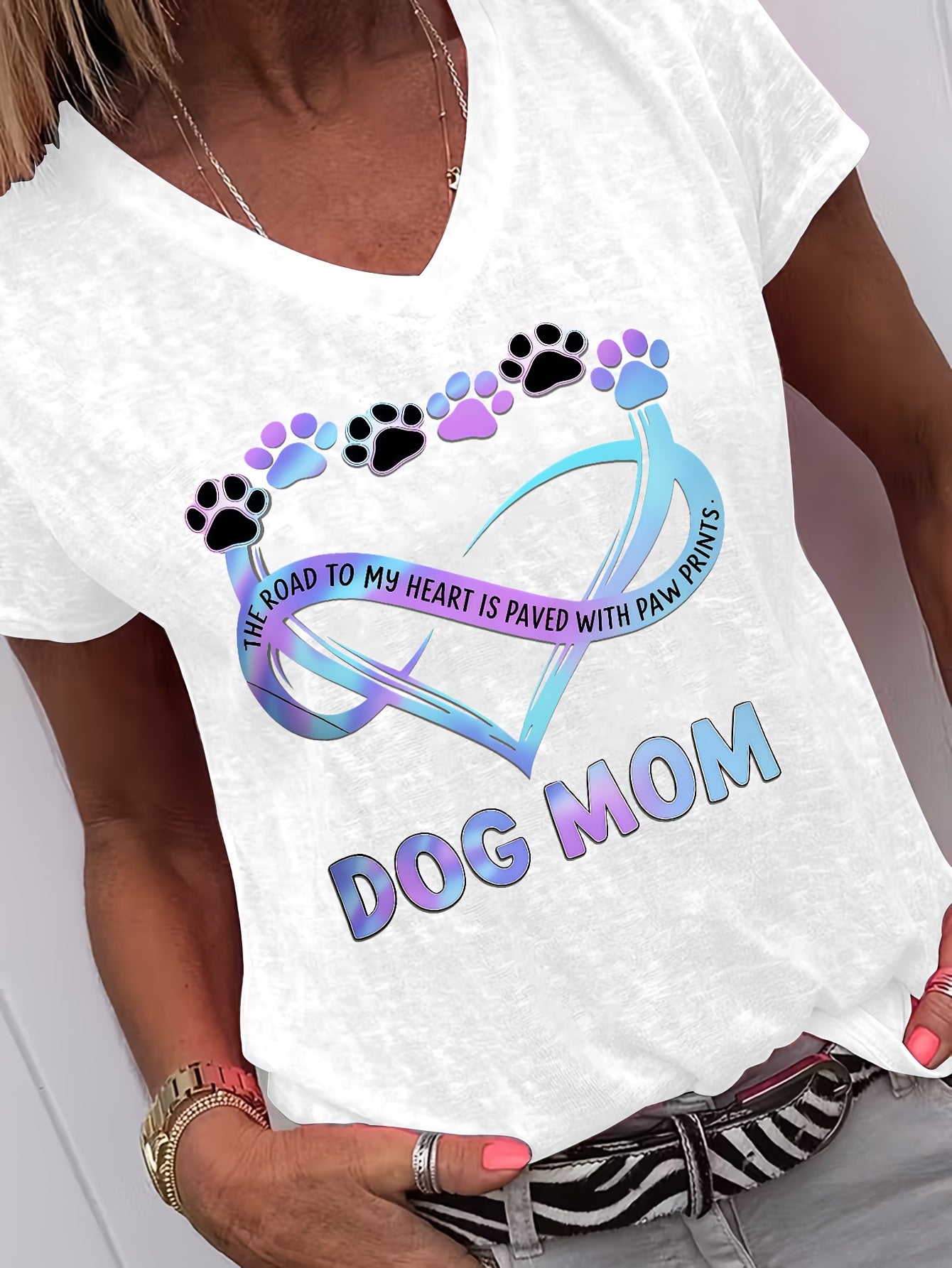 Women's Heart Graphic T-Shirt - V-Neck Short Sleeve – Dark Gray / White detail view