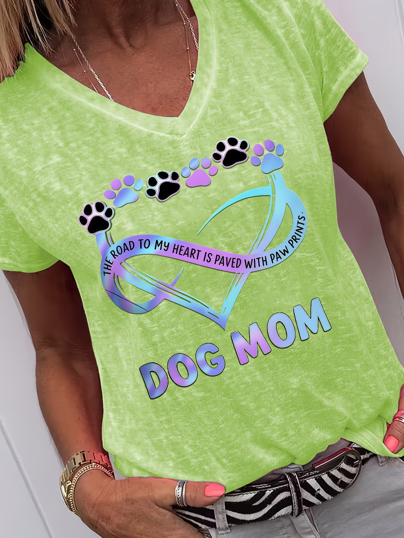 Women's Heart Graphic T-Shirt - V-Neck Short Sleeve – Dark Gray / White detail view