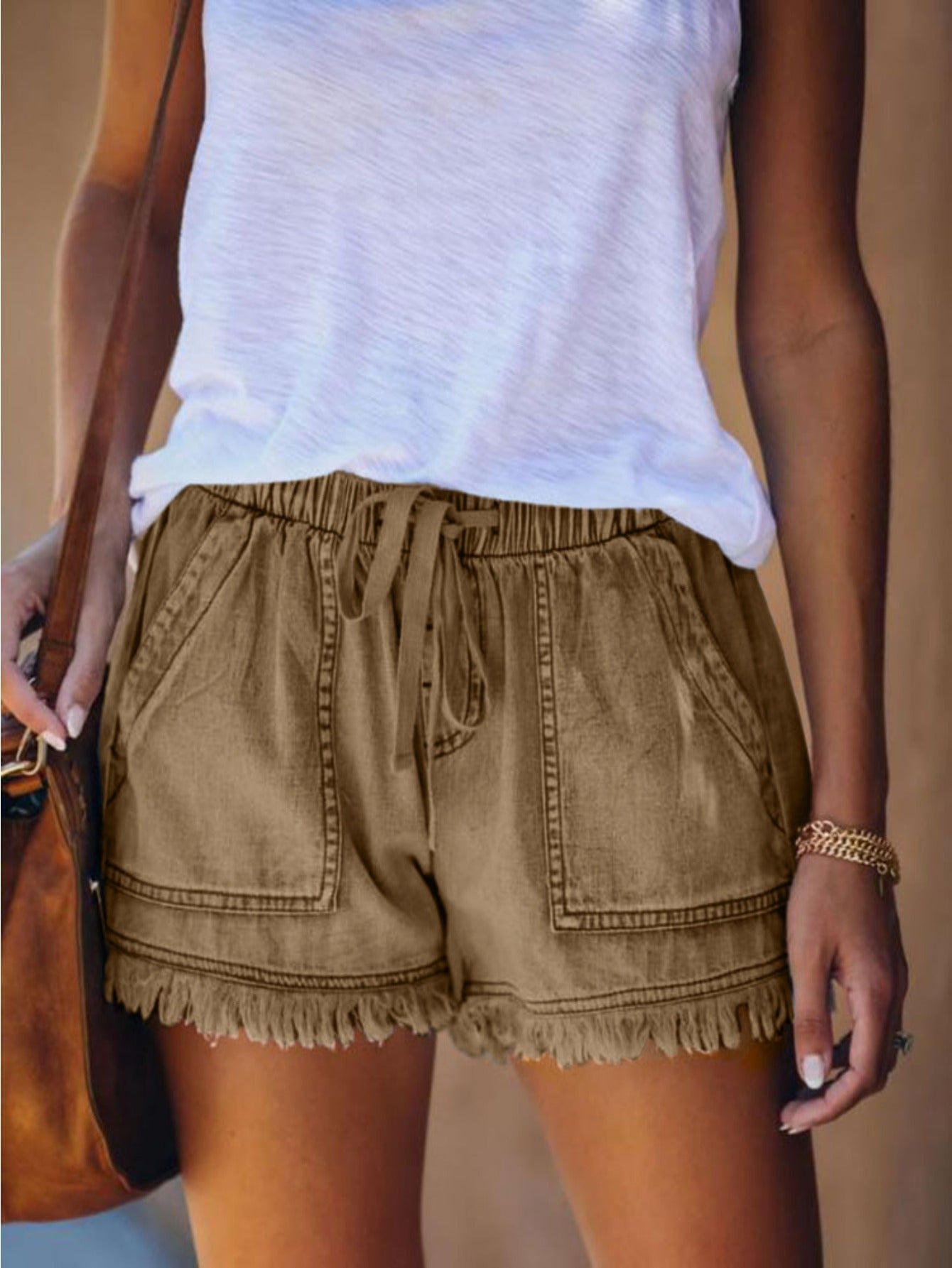 Women's High-Waist Denim Shorts - Raw Hem Regular Fit detail view