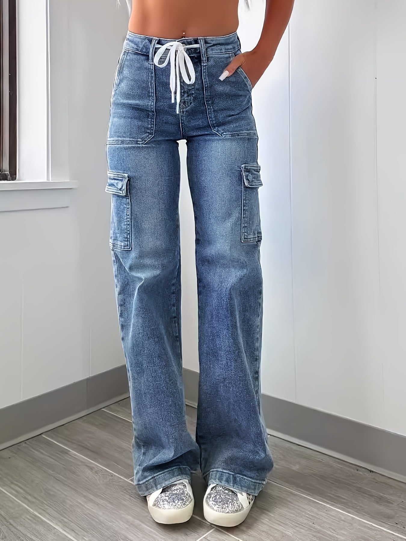 Women's High-Waist Straight Leg Jeans - Light Blue Vintage Wash Pocket Detail detail view