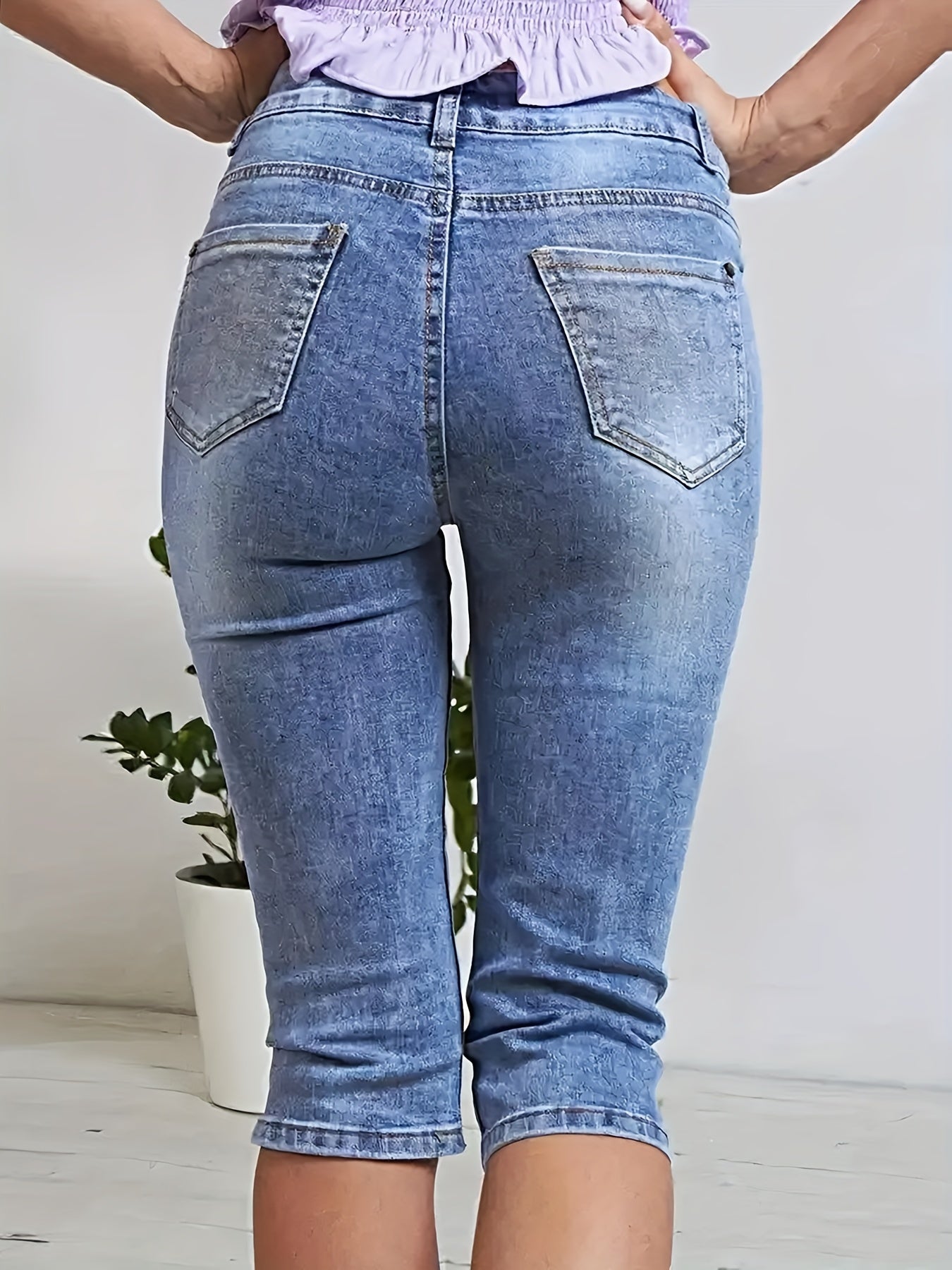 Women's Light-Wash Cropped Cargo Jeans – Flap-Pocket Capri detail view
