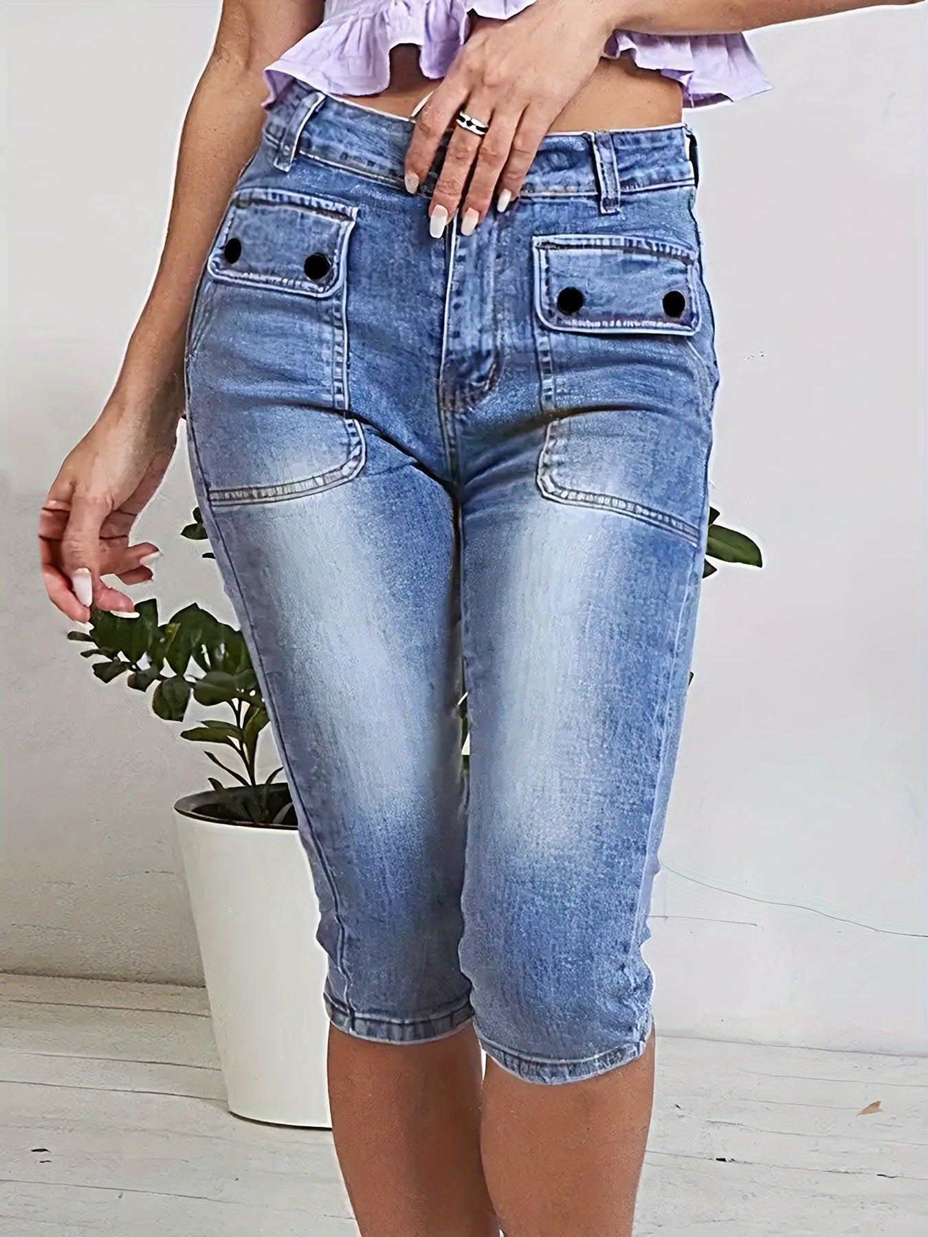 Women's Light-Wash Cropped Cargo Jeans – Flap-Pocket Capri detail view