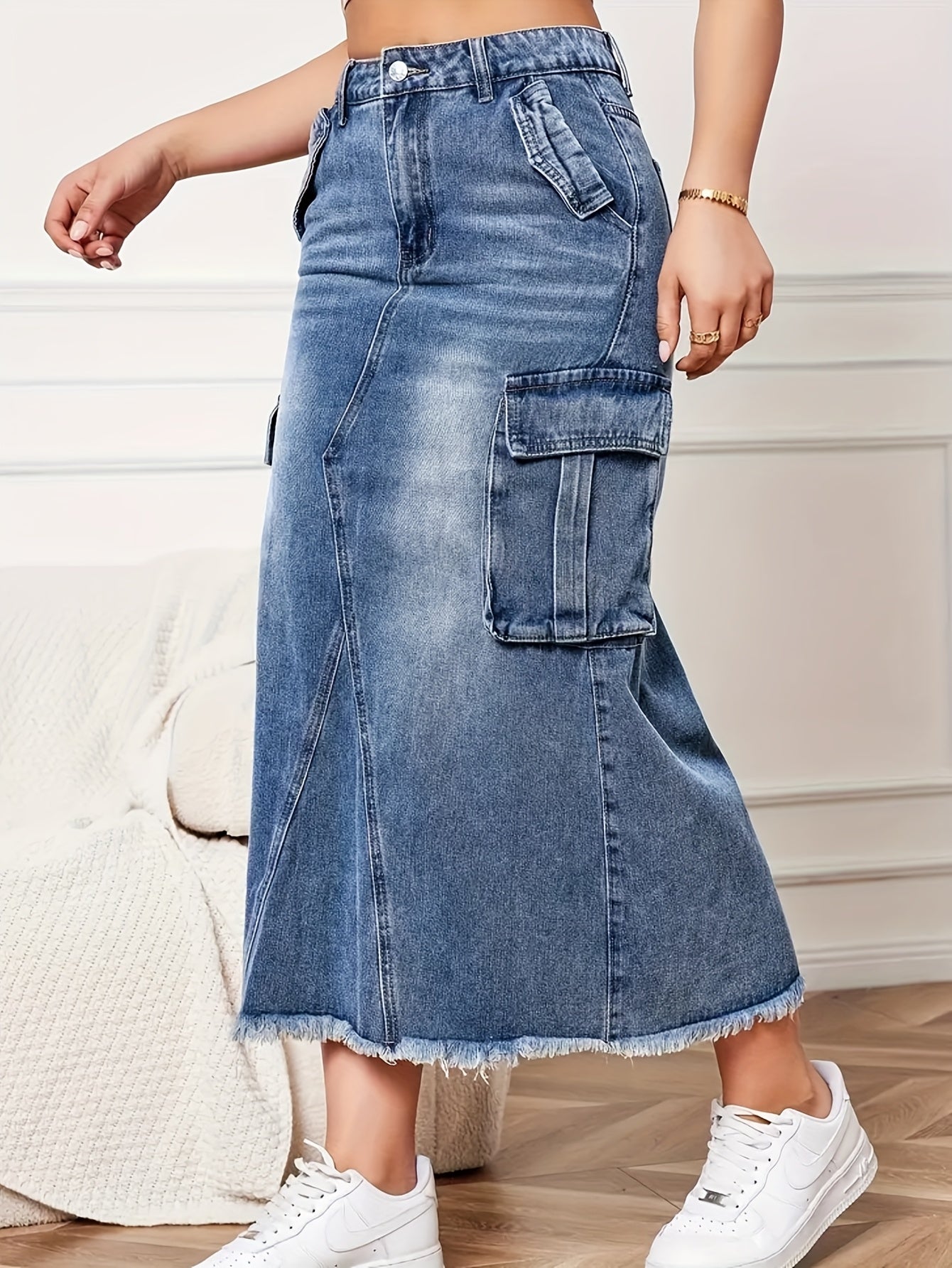 Women's Midi Denim Skirt - Mid-Rise Frayed Hem detail view