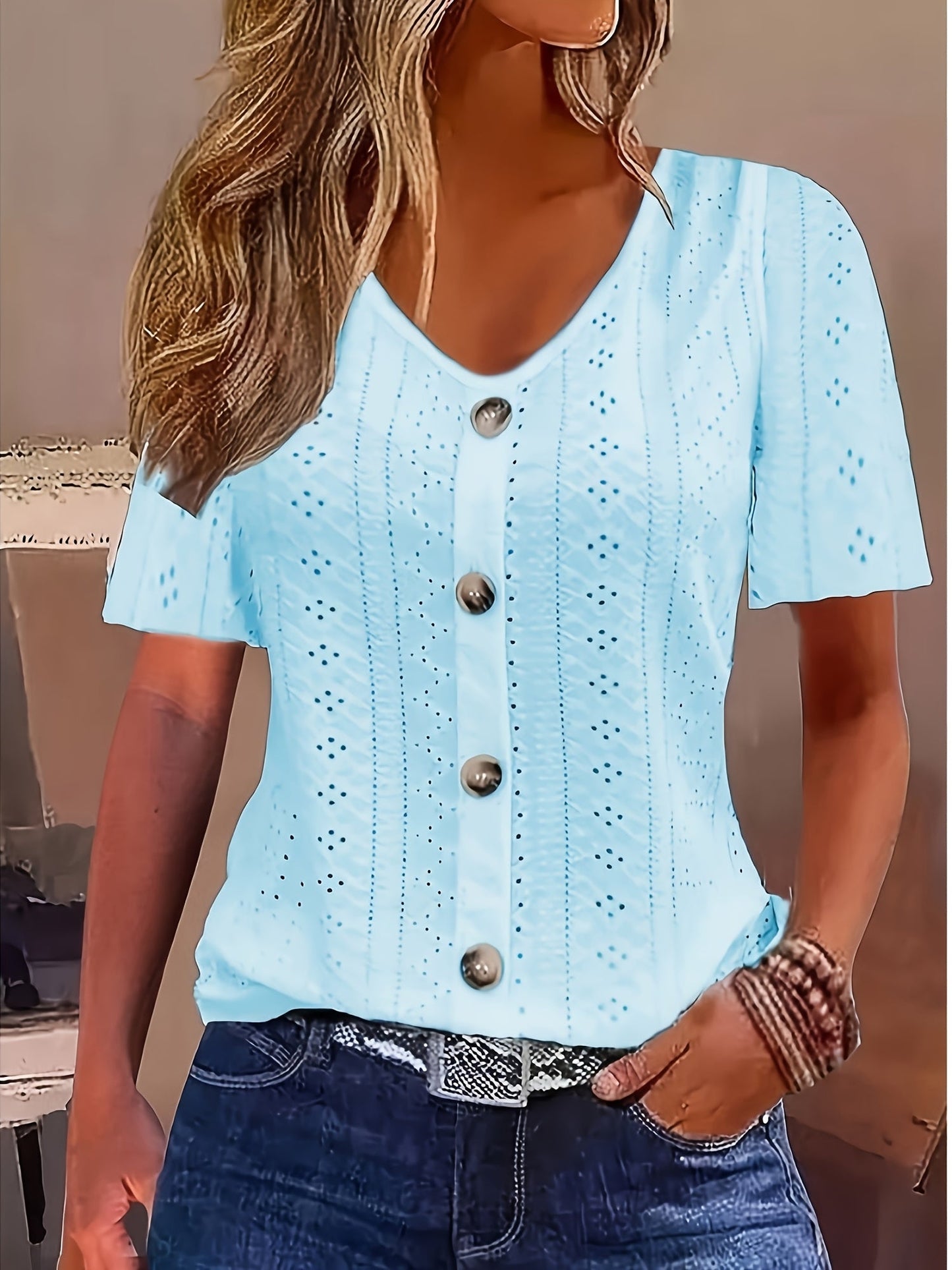 Women's Solid Color T-Shirt - Regular Fit – V-Neck – White option – main product image