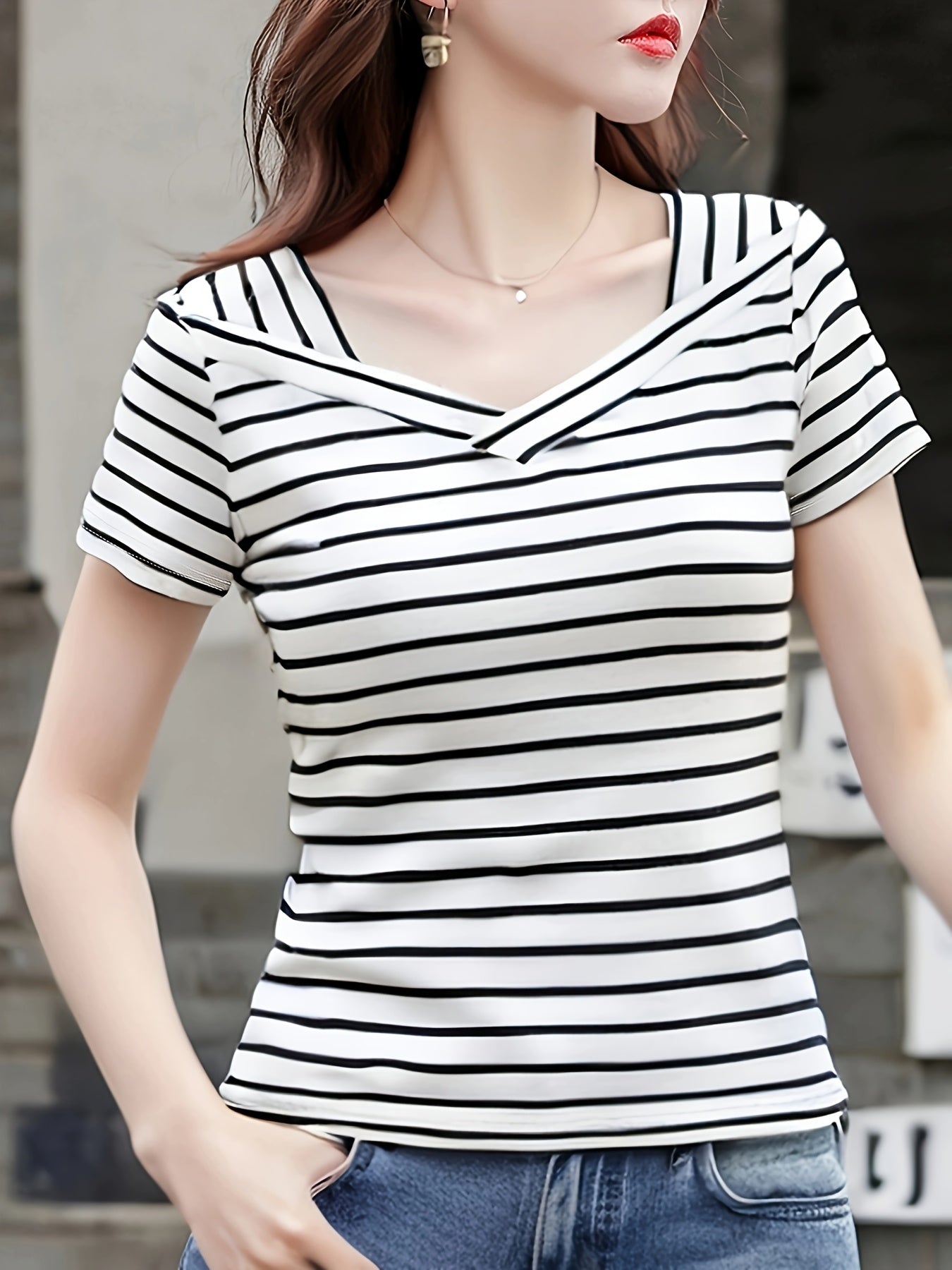 Women's Striped T-Shirt - V-Neck Sleeveless Stripe Detail detail view