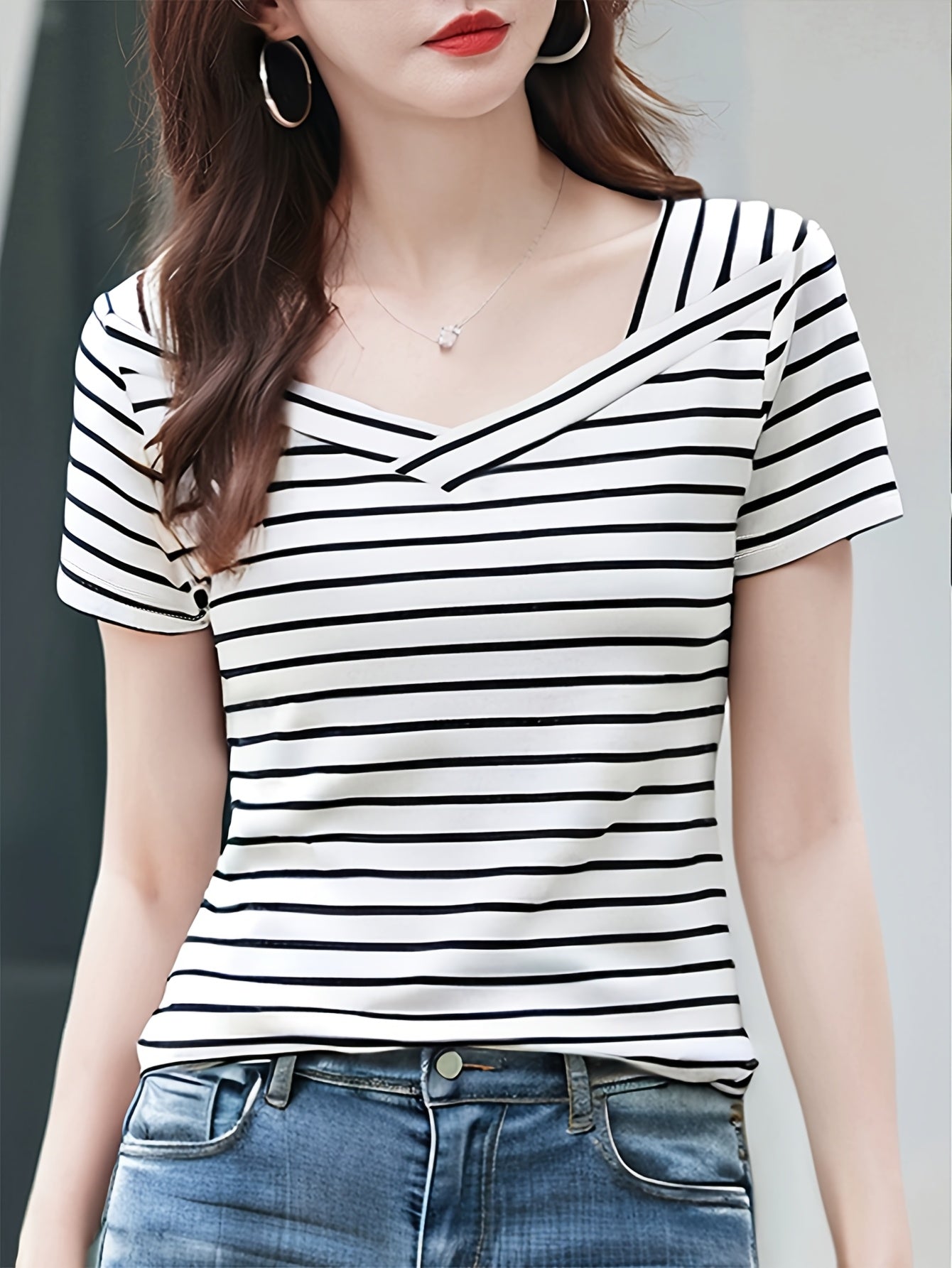 Women's Striped T-Shirt - V-Neck Sleeveless Stripe Detail detail view