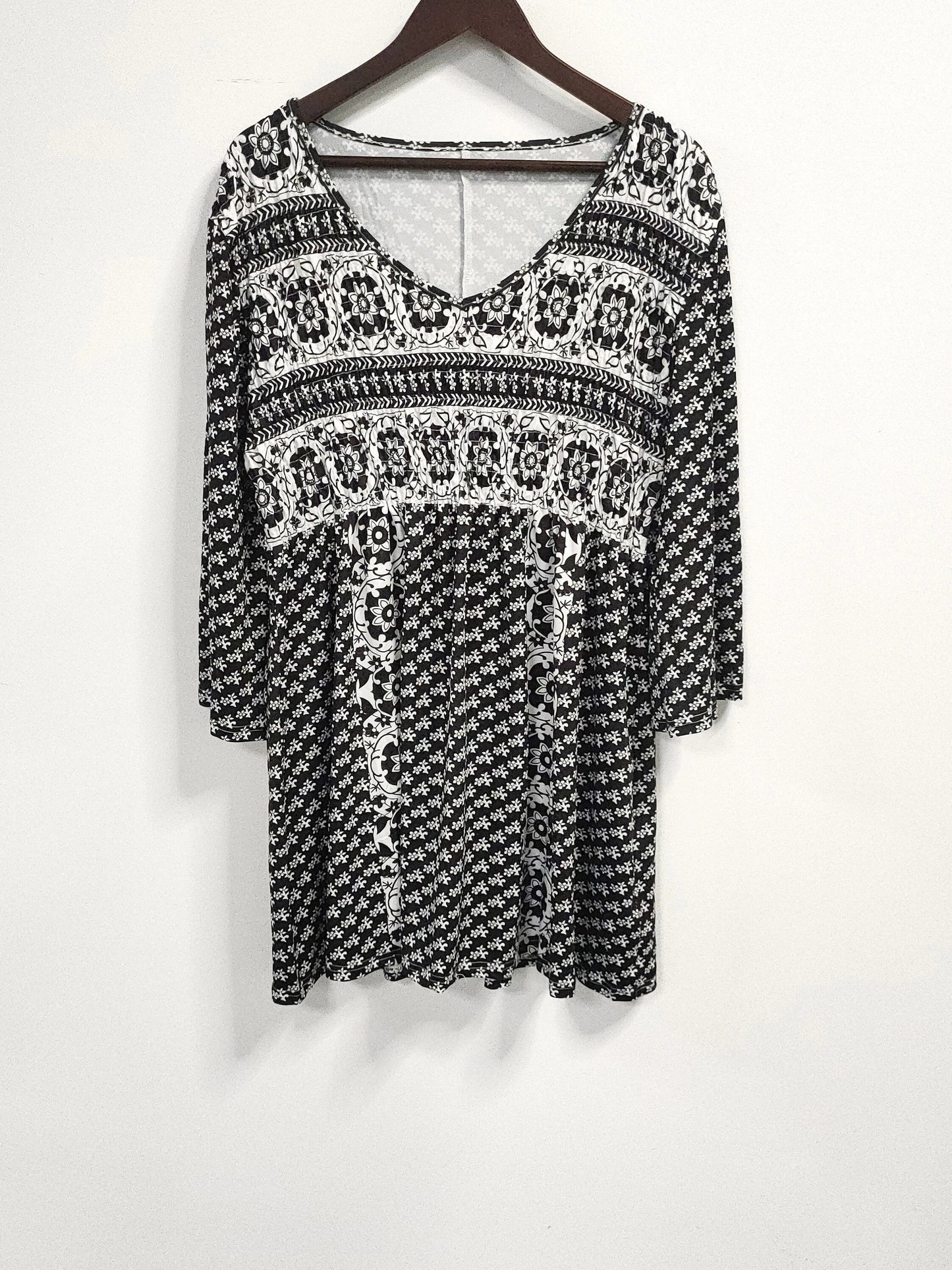 Women's Textured Blouse - V-Neck Three-Quarter Sleeve – view 3