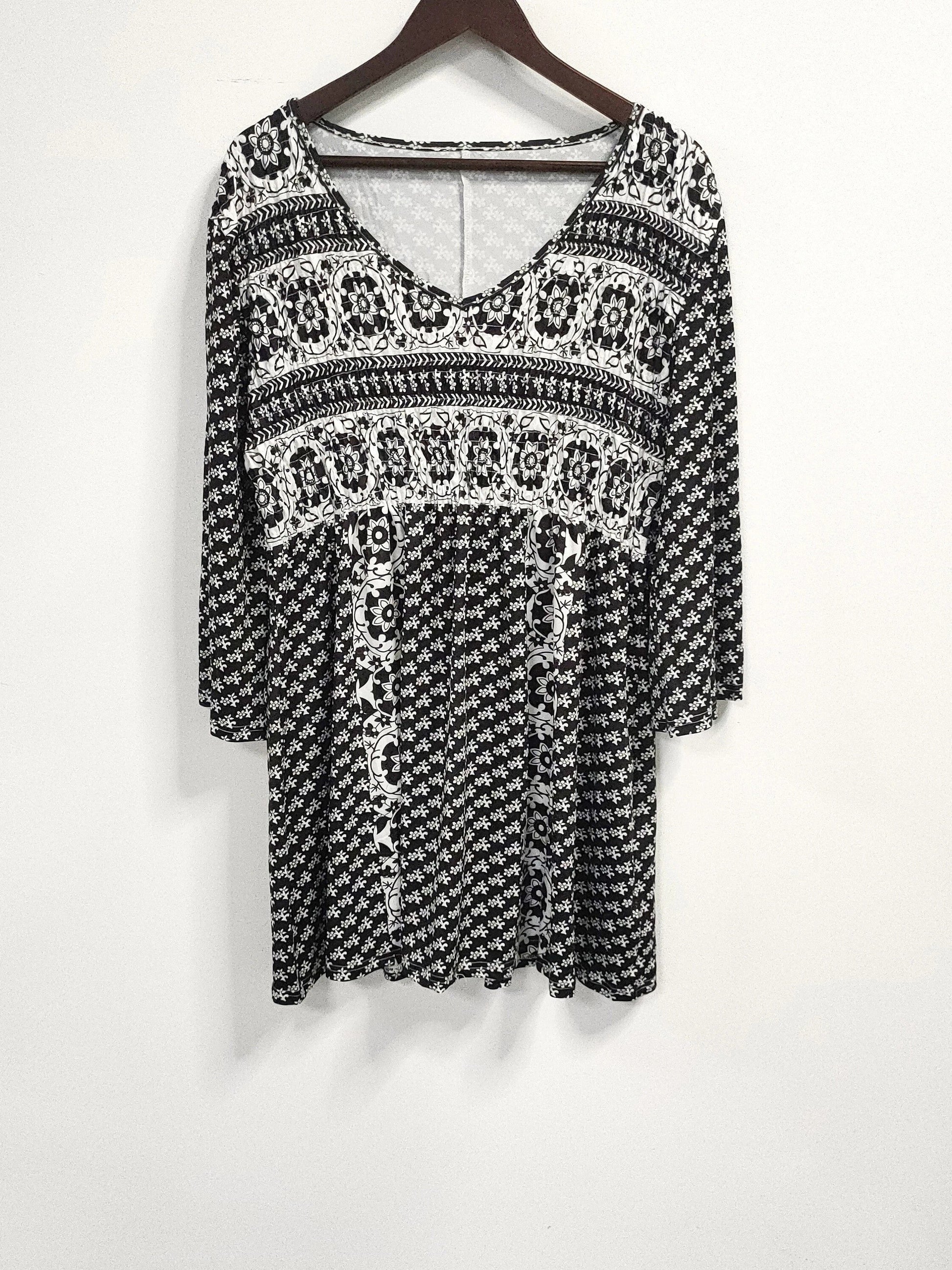 Women's Textured Blouse - V-Neck Three-Quarter Sleeve – view 3