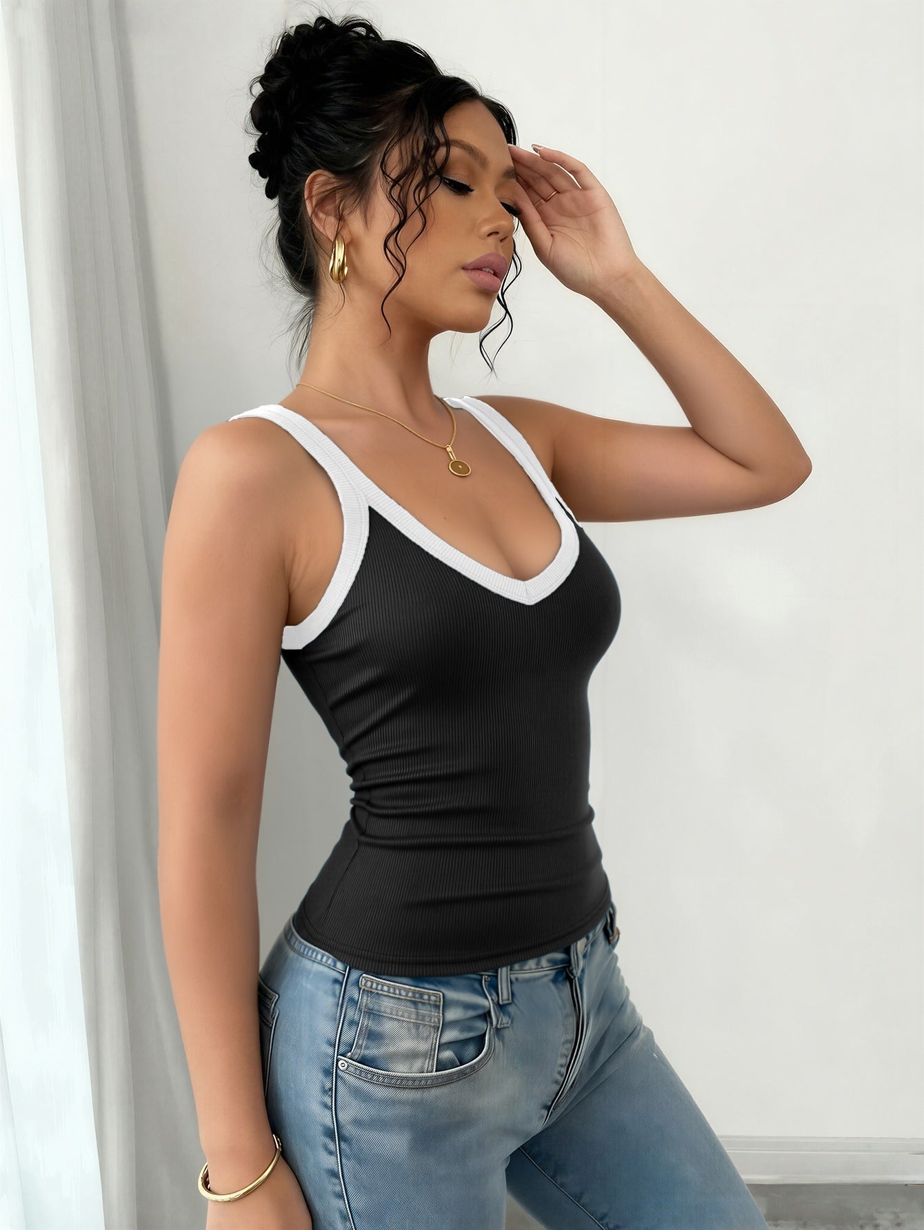 Women's Textured Camisole - 4-Pack V-Neck Sleeveless detail view