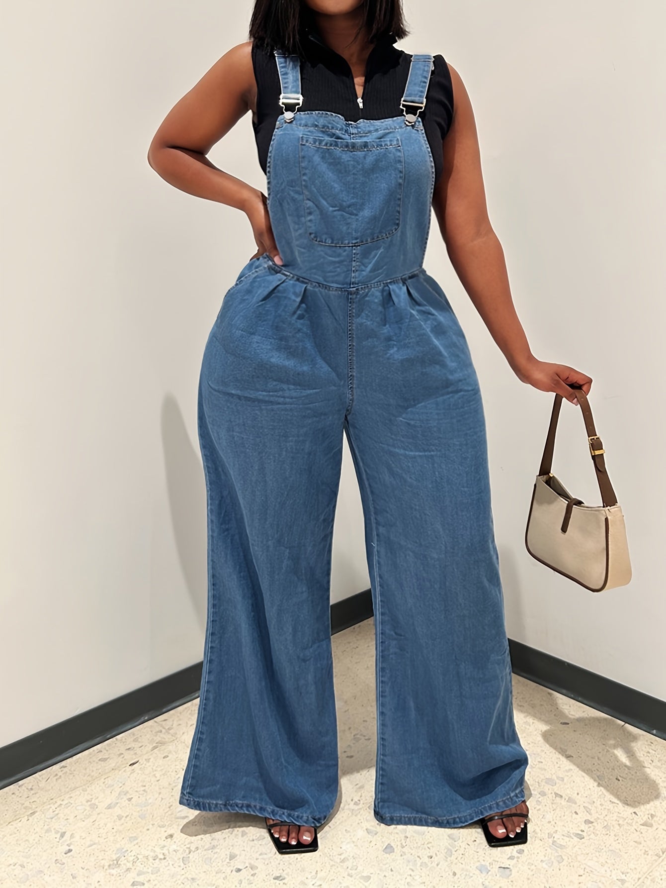 Women's Wide Leg Jeans - Blue Pocket Detail detail view